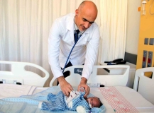 Doğuştan yemek borusu ve makatı kapalı olan bebek yaşama tutundu
