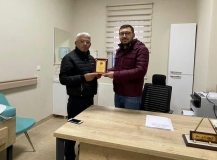 Tayini çıkan doktora mahalle muhtarından plaket
