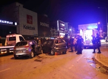 İzmir’deki feci kazada ortalık savaş alanına döndü: 2 ölü, 7 yaralı
