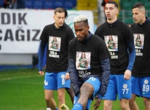 Çaykur Rizespor sahaya minik Esilay’ı hatırlatarak çıktı

