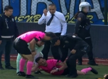 Hakem, yaralanmasına rağmen maça devam etti
