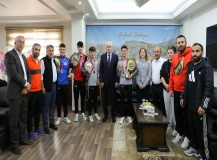 Başkan Memiş milli sporcuları makamında ağırladı
