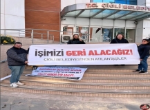 İzmir'de İŞÇİ EYLEMİ: Çıkarılan İşçiler Belediye Önünde Protesto Yapıyor