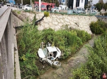 Otomobil köprüden dereye uçtu: 3 kişi yaralandı